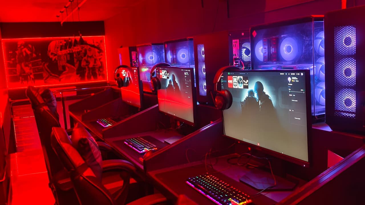 Gaming setup at Headshot Hub